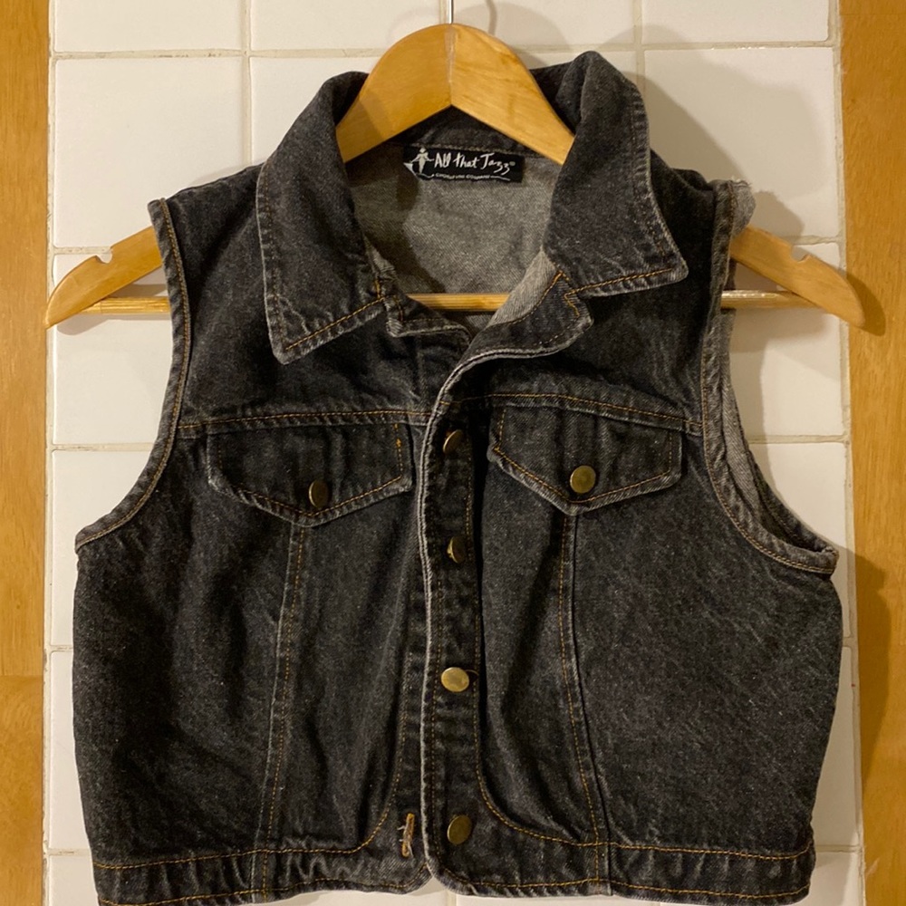 Black fitted jean jacket no sleeves